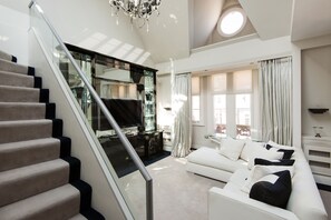 Staircase - 5-Star Chic in the heart of Mayfair (London)