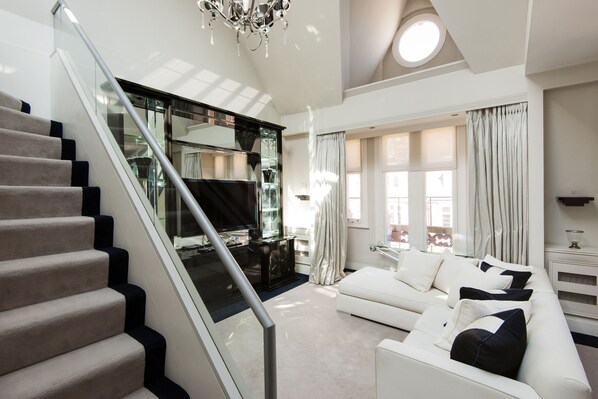Staircase - 5-Star Chic in the heart of Mayfair (London)