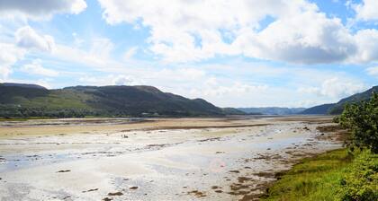 Teal Cottage, shoreline location, pet friendly, sleeps 4, both bedrooms en-suite