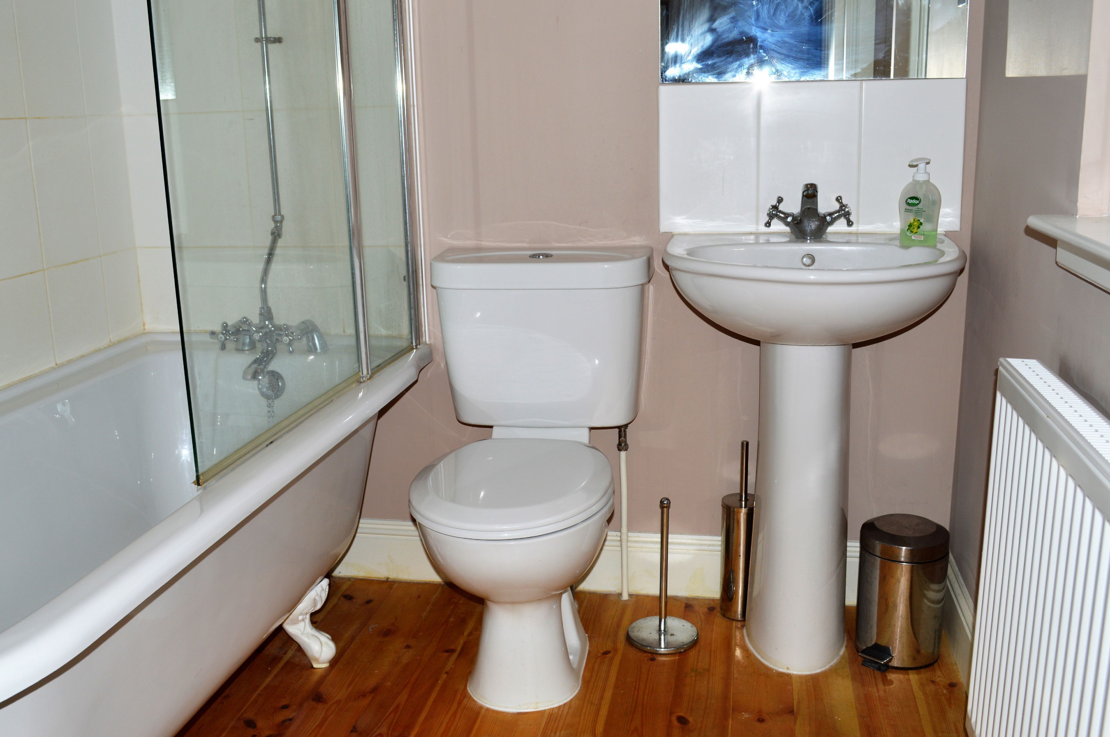 Kylpyhuone, jossa on kylpyamme, wc ja pesuallas.