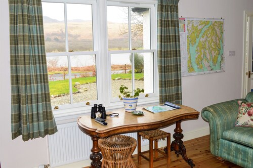 Teal Cottage, shoreline location, pet friendly, sleeps 4, both bedrooms en-suite