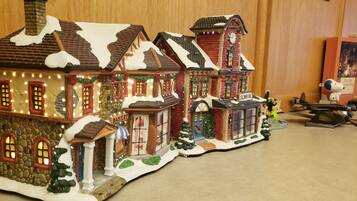 Une maquette d’un village enneigé comprenant une boulangerie, une école et une église.