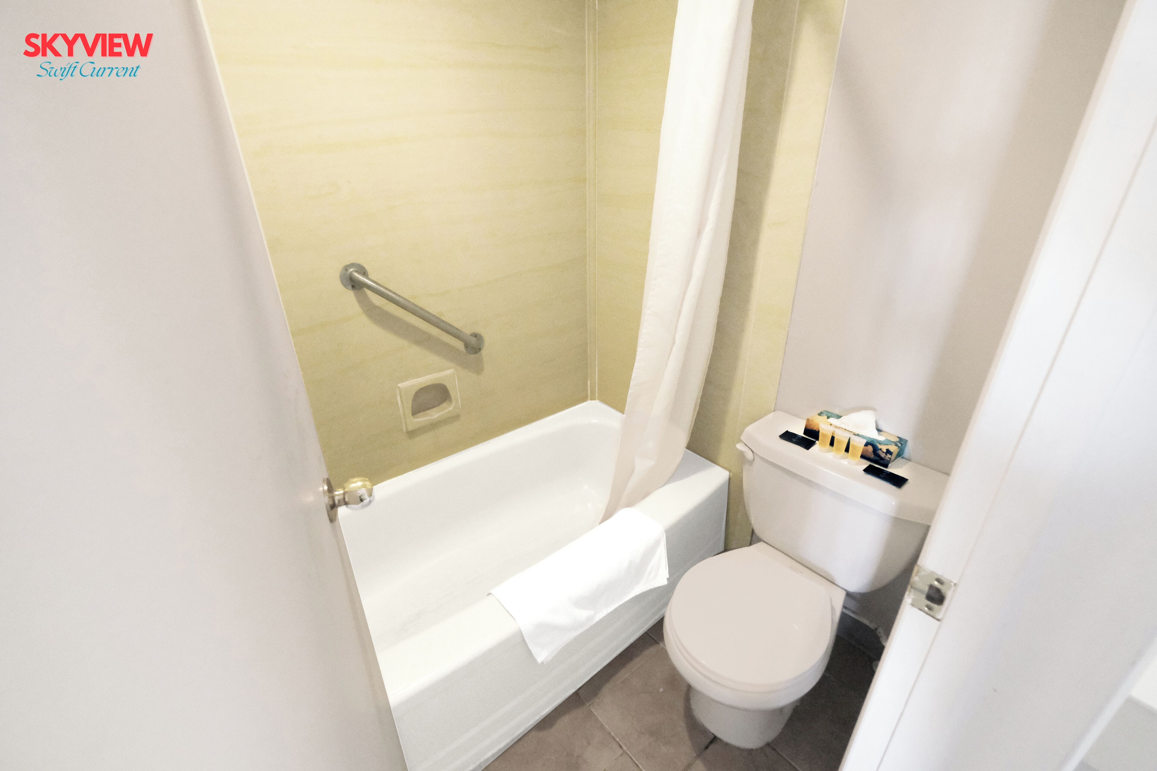 Bañera con ducha, artículos de tocador gratuitos, secador de pelo