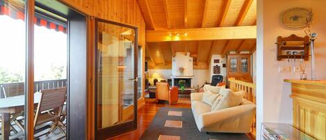 Televisor, llar de foc i reproductor de DVD