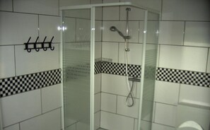 Douche, séchoir à cheveux, serviettes fournies