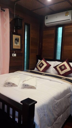 Thunyaburi | 4 bedrooms, minibar, individually decorated, desk