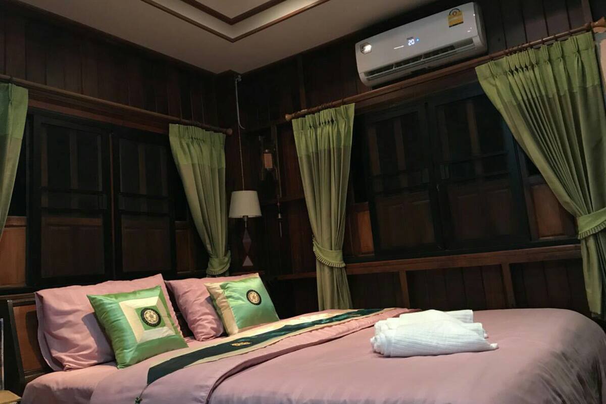 4 bedrooms, minibar, desk, blackout curtains