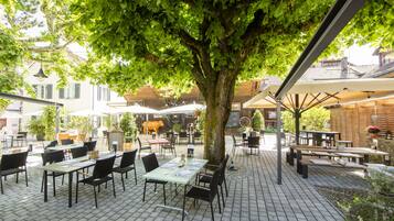 Café da manhã, almoço e jantar; culinária regional