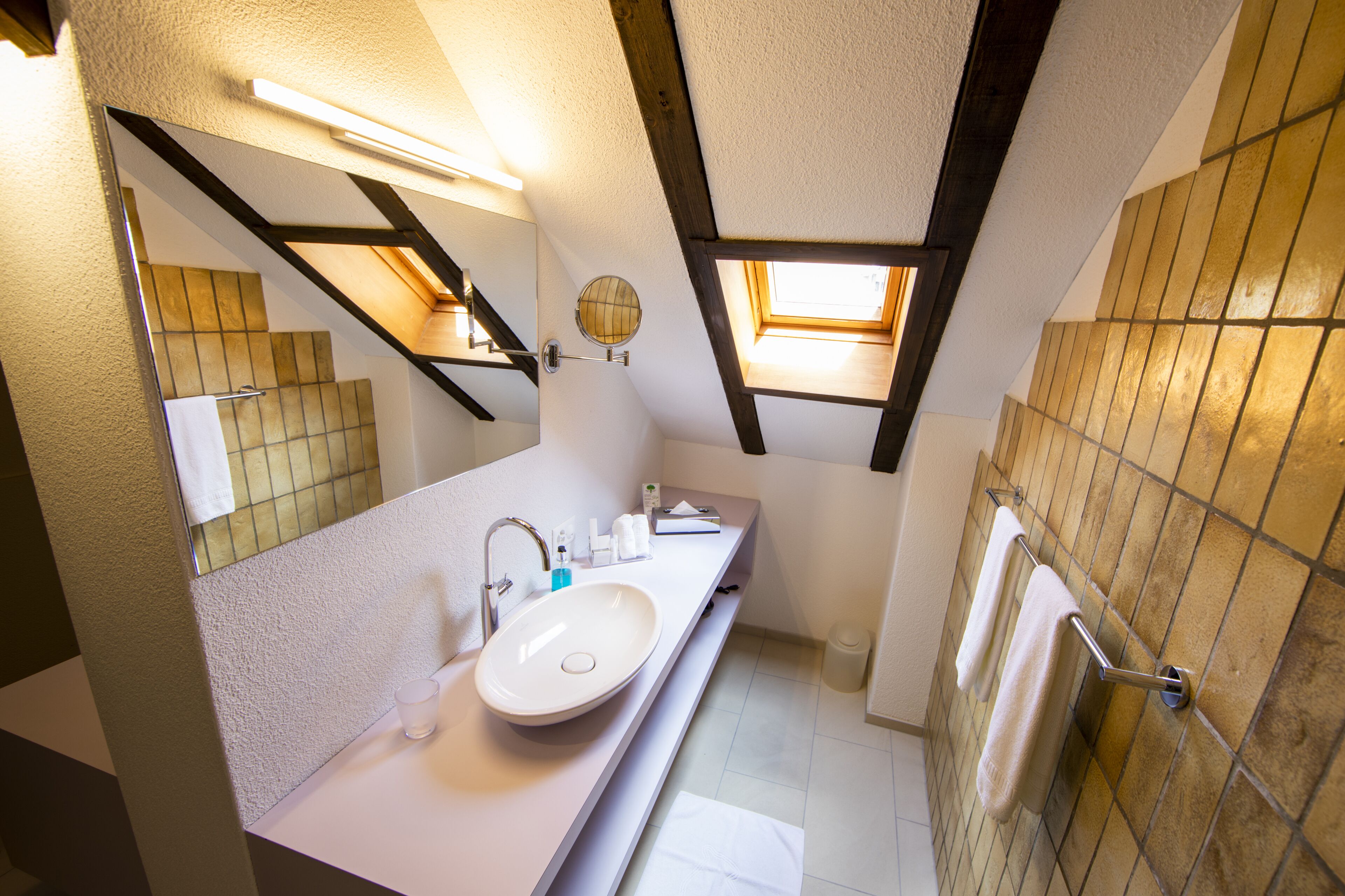 junior suite | bathroom | free toiletries, hair dryer, slippers, towels