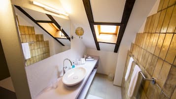 Junior Suite | Bathroom | Free toiletries, hair dryer, slippers, towels