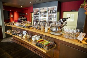 Café da manhã com buffet todos os dias mediante uma taxa