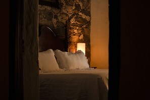 Suite Junior, 1 King bed, No smoking VI | Individually decorated, individually furnished, bed sheets
