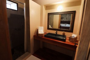 King Suite ,1 King bed, No smoking I | BaƱo | Regadera, amenidades de baƱo gratuitas, toallas