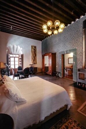 Chambre Supérieure, cheminée | Décoration personnalisée, ameublement personnalisé, draps fournis