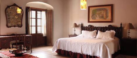 King Suite with balcony, 1 King bed, No smoking XII | Individually decorated, individually furnished, bed sheets