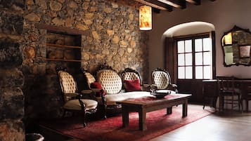 King Suite with balcony, 1 King bed, No smoking XII | Área de sala de estar