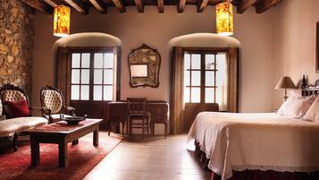 King Suite with balcony, 1 King bed, No smoking XII | Decoración personalizada, muebles diferentes y ropa de cama