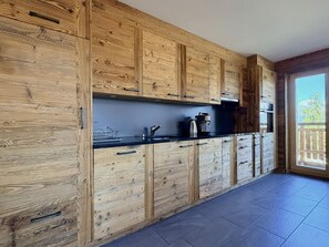 Wasserkocher mit Kaffee-/Teezubehör, Kühlschrank, Mikrowelle, Ofen