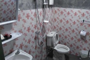 Habitación estándar con 2 camas individuales | Baño | Regadera, amenidades de baño gratuitas, toallas 