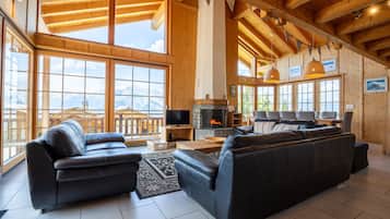 TV, fireplace, DVD player