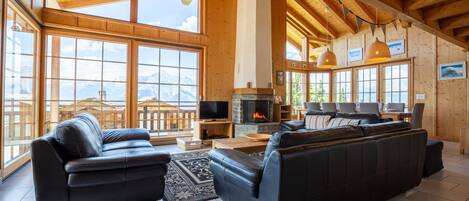 Télévision, cheminée, lecteur de DVD