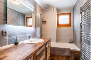 Free toiletries, hair dryer - Jeanette 4 : Renovated two bedroom apartment (MORZINE)