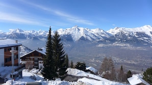 A mountain lodge with a view of snow-covered peaks. - Diablerets D 012 -MOUNTAIN studio 4 pers (Veysonnaz)