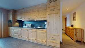 Frigorífico, microondas, horno y placa de cocina