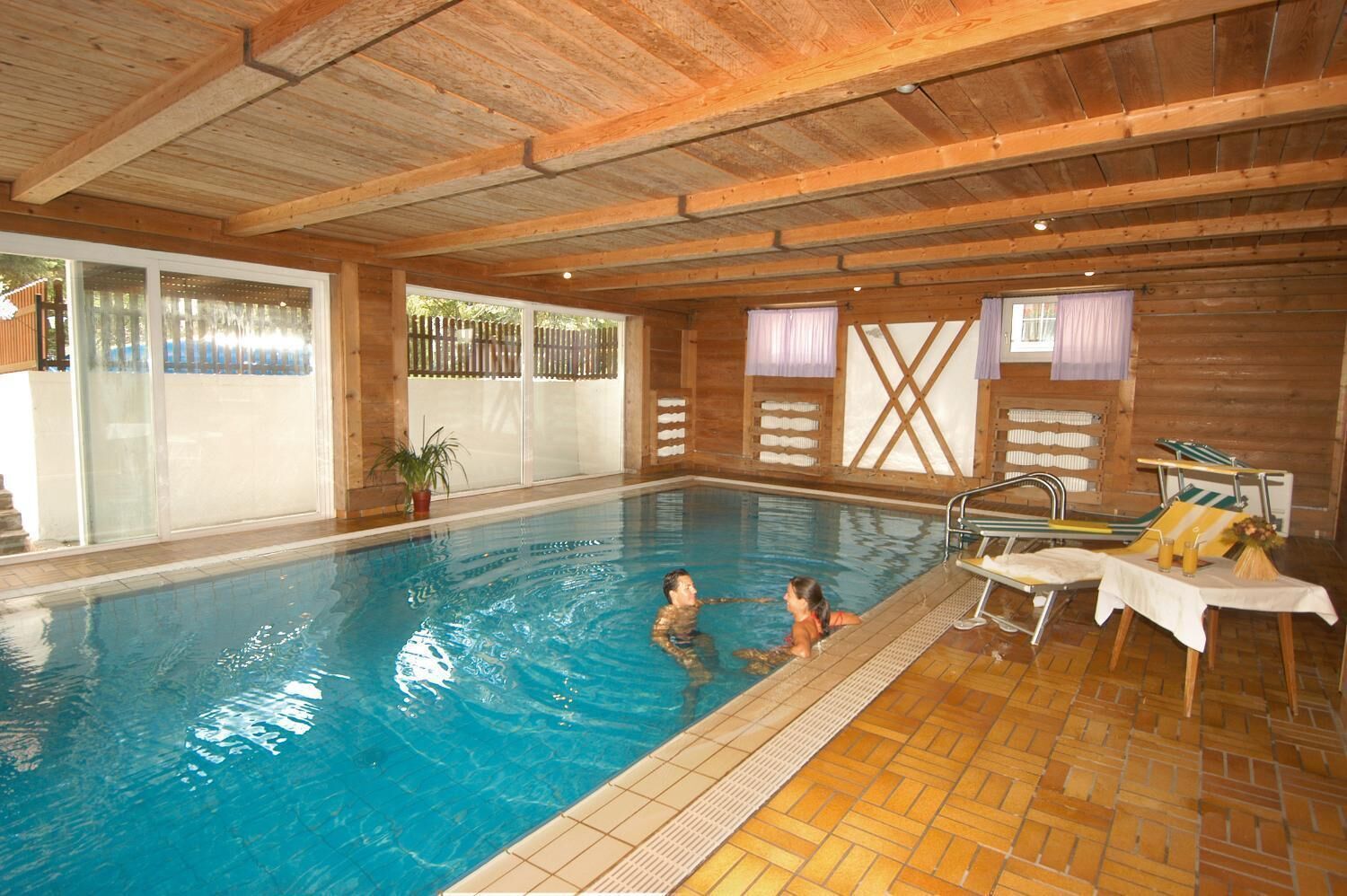 Piscine intérieure, piscine extérieure en saison
