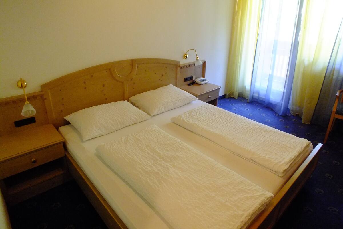 Caja de seguridad en la habitación y ropa de cama