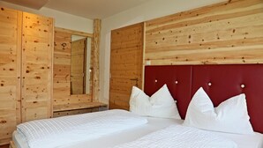 In-room safe, bed sheets - Olympia (Sarentino)