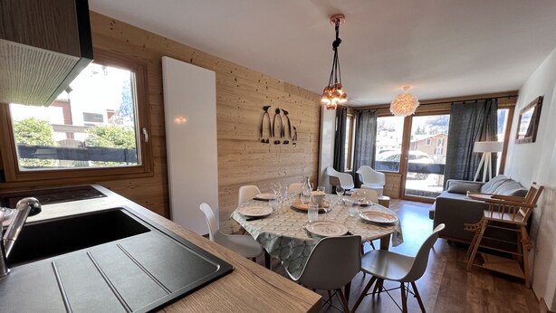 Una cucina moderna con piano in legno e lavandino.
