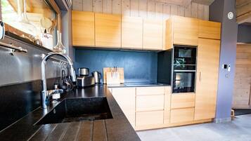 Een koelkast, een koffiezetapparaat/waterkoker