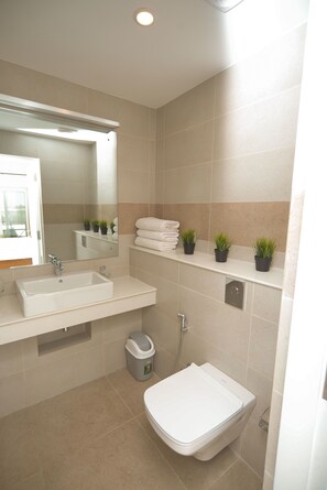 Shower, rainfall showerhead, hair dryer, bidet - De Saram Residencies (Mount Lavinia)