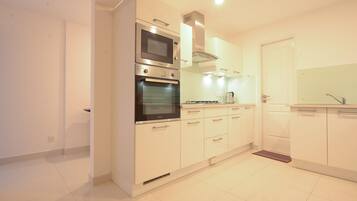 Fridge, microwave, stovetop, dishwasher