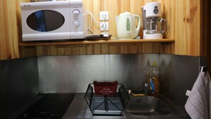 Microondas, placa de cocina, lavavajillas y cafetera o tetera