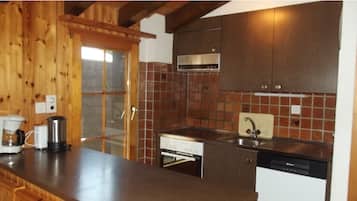 Fridge, oven, dishwasher, coffee/tea maker