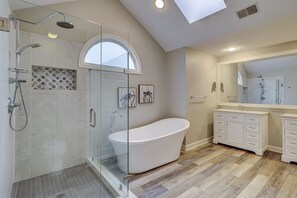 Combined shower/bathtub, hair dryer, towels