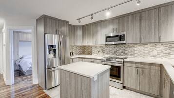 Refrigerador, microondas, horno y parrilla de estufa