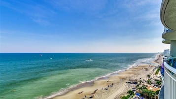 En la playa y camastros