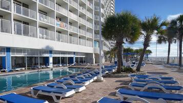 Een verwarmd zwembad