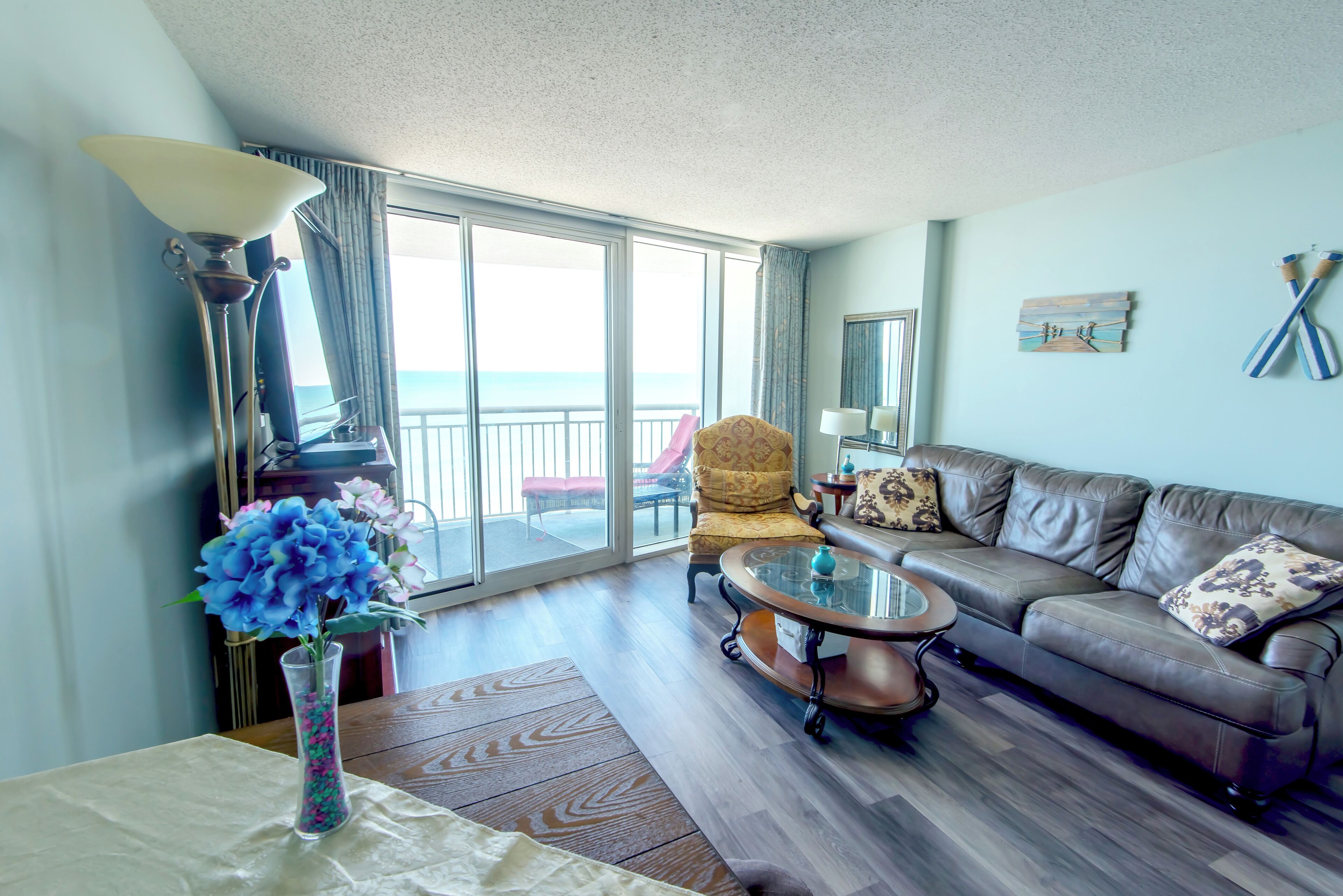 Televisión, chimenea, reproductor de DVD y videoteca 