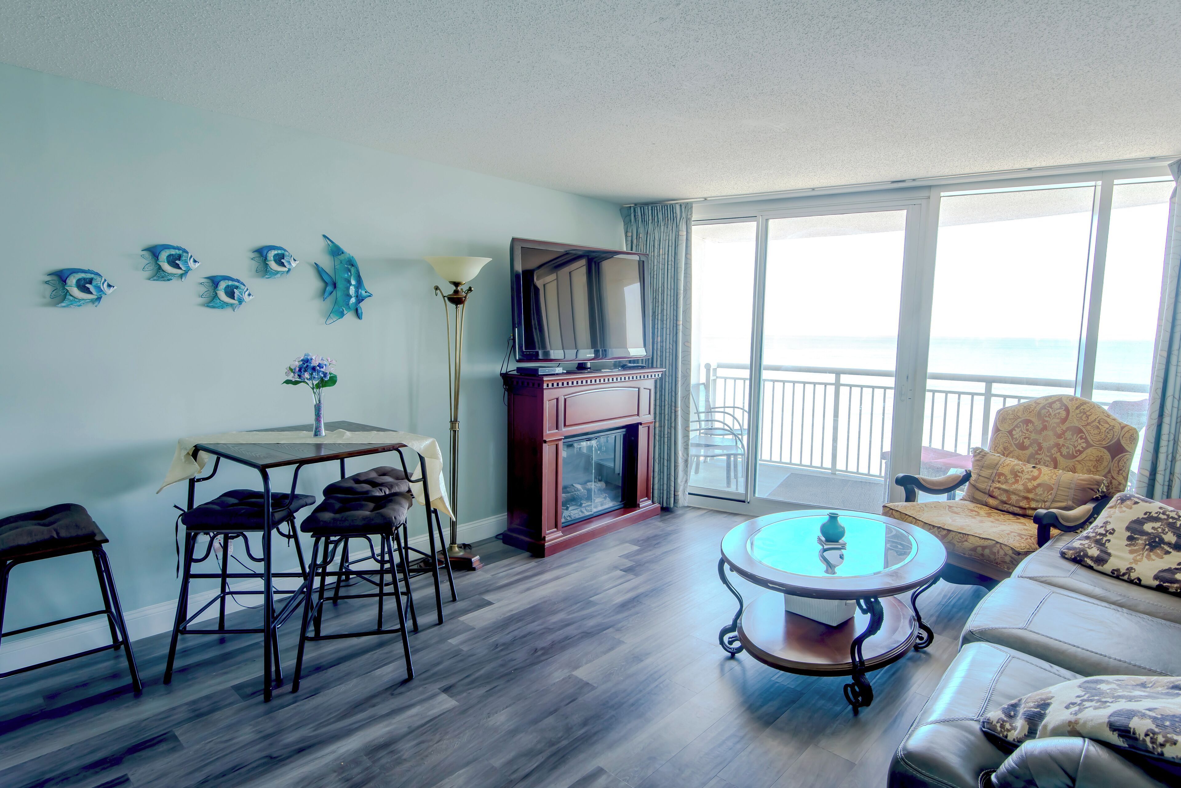 Televisión, chimenea, reproductor de DVD y videoteca 