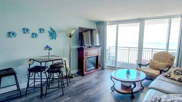 Televisión, chimenea, reproductor de DVD y videoteca