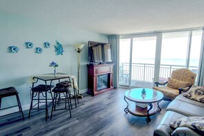 Televisión, chimenea, reproductor de DVD y videoteca 