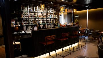 2 bares, 1 pub gastronómico y 1 bar en la azotea