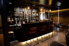 2 bars/lounges, gastropub, rooftop bar