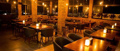 2 bars/lounges, gastropub, rooftop bar