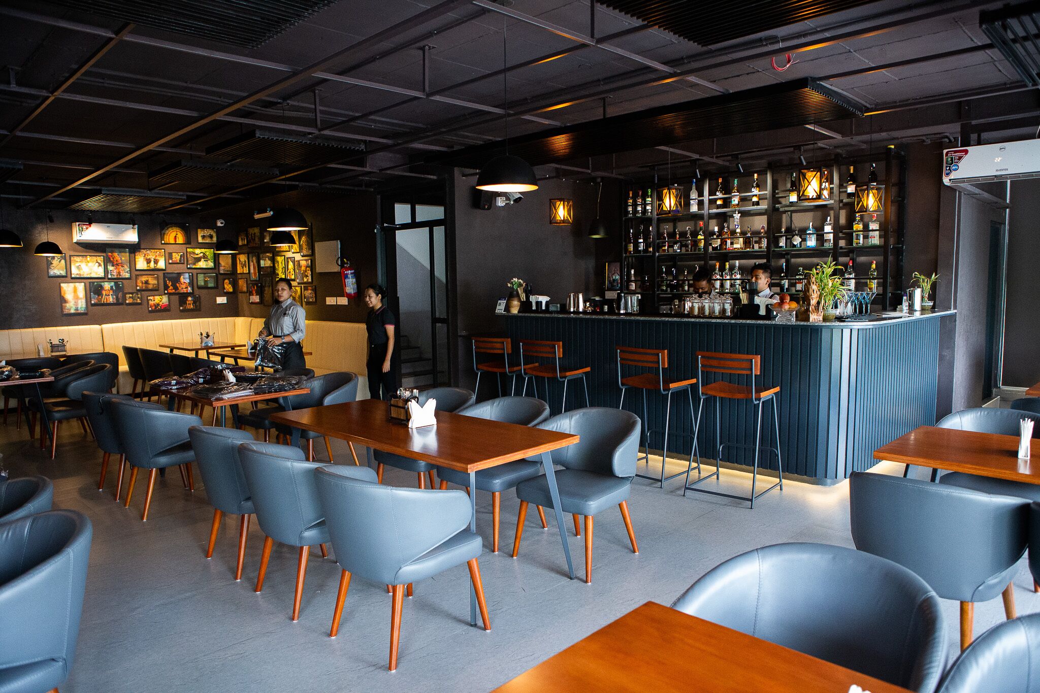 2 bars/lounges, gastropub, rooftop bar