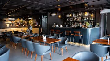 2 bars/lounges, gastropub, rooftop bar